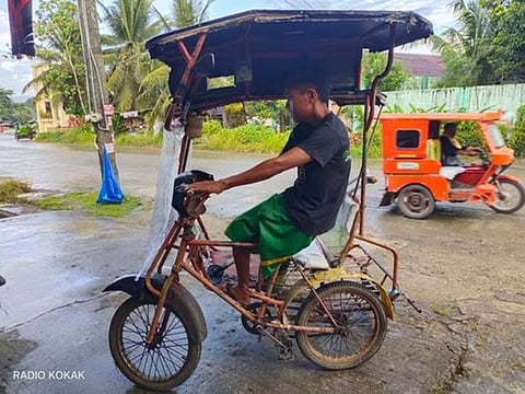DAVAO. Gipakita ni Arnel Tapdasan nga taliwala sa iyang kahimtang, kaya pa niyang mopadyak og traysikad isip panginabuhi. (Hulagway iya ni Dexter T. Visitacion)