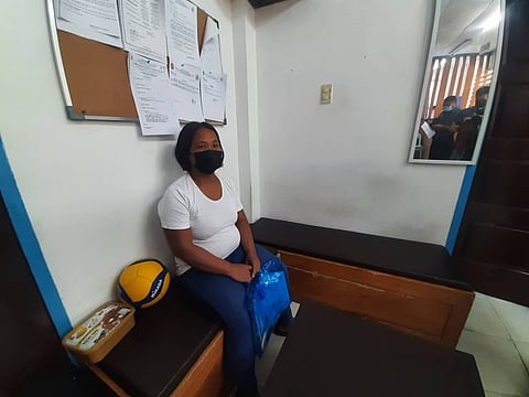 GIPADAMGO: Si Baby Andayop, inahan sa 14 anyos nga dalagitang si Justine, midangop sa sibyaanang dyHP human siya ug iyang bana gipadamgo sa ilang anak nga nangayo og hustisya. Si Justine gituohang gilugos una pa patya niadtong 2019. / ARNOLD Y. BUSTAMANTE