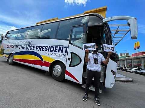 LIBRENG SAKAY: Ang buhatan ni Bise Presidente Sara Duterte nagbutang og bus dinhi sa Sugbo alang sa Libreng Sakay project nga gitumong sa pag-abag sa publiko nga makasakay atol sa peak hours. / AMPER CAMPAÑA