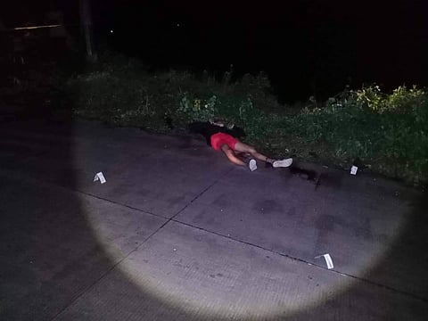 GIPATAY: Si Raymond Tabanas Nadera, 22, taga Sityo Kasagingan, Barangay Lawaan 3, patay nang nakaplagan sa sityo Campinsa, Brgy. Manipis, Dakbayan sa Talisay sa Miyerkules sa gabii. / BENJIE B. TALISIC