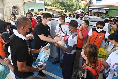 Si Rodrigo "Rigo" Duterte II, anak ni Davao City First Congressional District Representative Paolo Duterte ang nanguna sa pagpang-apod apud sa mga hinabang sa mga nasunogan sa Bucana, Barangay 76-A, Davao City. (Davao City First Congressional District)