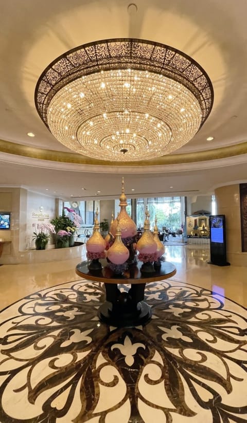 Thai tradition of welcome and interior design is imprinted in Shangri-La's Bangkok soul