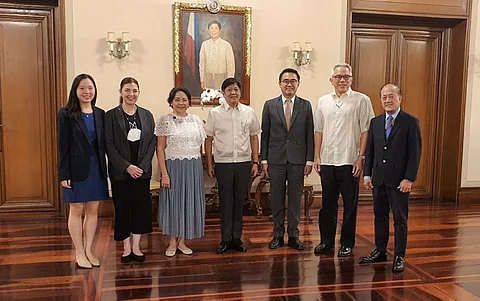 ■PBBM, PSAC MEMBERS: Gikan sa wala, sila si Robinsons Land Corporation Business Development Officer Leslie Vanessa Lim, PSAC Communications Lead Ginggay Hontiveros-Malvar, PSAC Secretariat Lead Gie Polanco, President Ferdinand "Bongbong" Marcos Jr., PSAC Tourism Sector Lead ug Robinsons Land Corporation President and CEO Frederick D. Go, Hertz Philippines CEO Rene Limcaoco ug International Relations Philippine Retailers Association Vice Chairman Roberto Claudio Sr. human sa tigom sa grupo sa Malacañang. / Tampo
