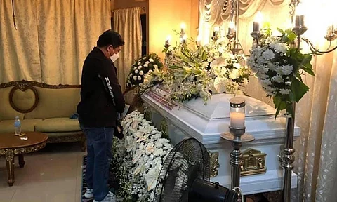 Lapu-Lapu City Mayor Junard Chan visited the wake of the late Barangay councilor of Mactan, Zandro Augusto on September 24, 2020. (Photo from Junard Chan Facebook)