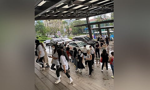 THEY'RE BACK. Foreign tourists are now slowly resuming their travel to Cebu after Covid-19 pandemic halted their travel plans. Photo shows a group of foreign tourists going inside a mall in Cebu City. / KATLENE O. CACHO-LAUREJAS