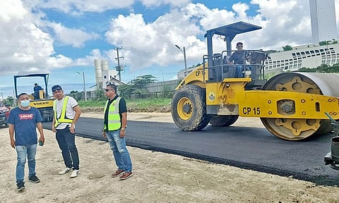ASPHALTING. Cebu City Councilor Jerry Guardo (middle) is flanked by members of the Cebu City's Department of Engineering Works (DEPW) as they oversee the asphalting works at the South Road Properties on Friday, Dec. 30, 2022, for the upcoming Sinulog Festival on Jan. 15, 2023. / Councilor Jerry Guardo's Facebook page