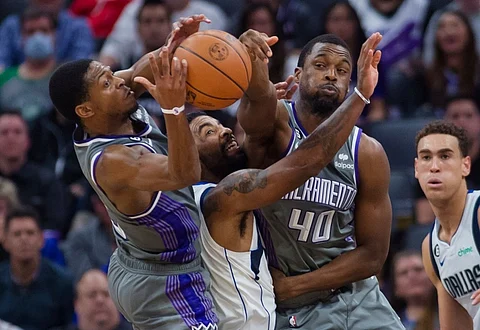 DEPENSA: Hugot kaayong nakadepensa sila si Sacramento Kings' De'Aaron Fox (wala) ug Harrison Barnes batok kang Dallas Mavericks guard Kyrie Irving atol sa second half sa NBA basketball game sa Sacramento, California. Nidaug ang Mavericks, 122-114. / AP