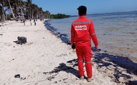OIL SPILL. The oil spill in Oriental Mindoro has reached the coastline of Sitio Sabang in Barangay Tinogboc, Caluya. Two more coastal barangays of Caluya were also affected by the leak, says Coast Guard District Western Visayas on Saturday, March 4, 2023) (PNA photo courtesy of CGDWV)