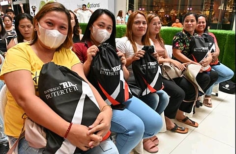 DAVAO. Sanag ang mga dagway sa mga kasambahay human makadawat og ayuda atol sa kasaulogan sa Kasambahay Day sa Department of Labor and Employment (DOLE) pinaagi sa buhatan sa 1st Congressional District sa Davao City sa SM Annex sa Ecoland, Marso 5. (Hulagway sa 1st Congressional District Office)