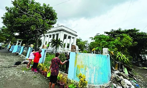 CEMETERY. In this photo taken on Oct. 25, 2022, women paint the fence of Doña Pepang Cemetery, also known as Osmeña Mausoleum, in Barangay Tejero, Cebu City. The Cebu City Government under Mayor Michael Rama is moving forward with its plan to convert the cemetery into a heritage park. / SUNSTAR FILE
