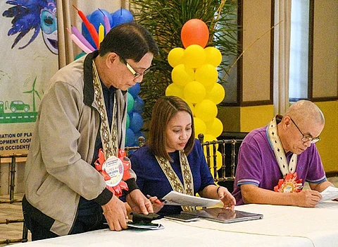 EnP Juvelyn Pamonag of NEDA VI presents the Western Visayas Regional Development Plan 2023-2028 during the League of Local Planning and Development Coordinators – Western Visayas Regional Convention. (Bago City CPDO Photo)