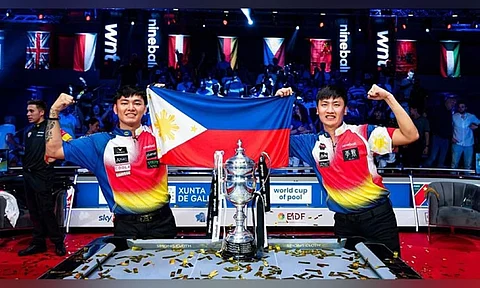 KAMPYON: Malipayong giisa nila ni Johann Chua (wa) ug James Aranas (tuo) ang bandera sa Pilipinas human nila naangkon ang kampyunato sa World Cup of Pool 9-ball doubles ning Lunes sa buntag, Hulyo 3, 2023 (PH time) sa Pazo de Feiras e Congresos de Lugo, Spain. / MATCHROOM POOL
