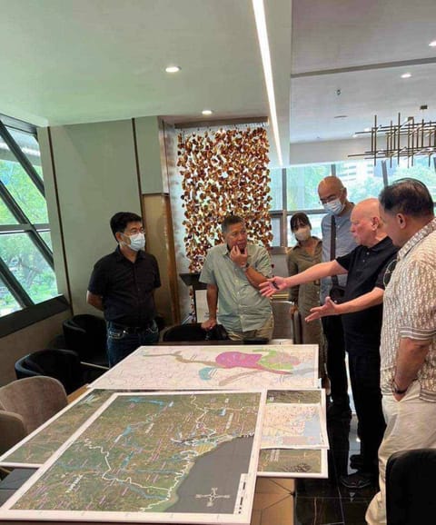 DREDGING
San Miguel Corporation President Ramon S. Ang and Pampanga Governor Dennis Pineda discuss the dredging of the Pampanga River in a bid to solve flooding in some parts of the province. Also in the photo are DPWH Central Luzon director Roseller Tolentino (second from left) and other officials. Photo by Pampanga PIO