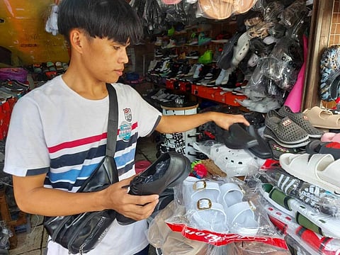 TINDAHAN: Pipila kini sa mga tindahan sa Mandaue nga namaligya og school supplies, school uniforms ug sapatos nga nahinabi sa Sun.Star Cebu nga adunay pag-umento sa ilang presyo sa baligya. / HONEY I. COTEJO