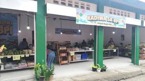 KADIWA MARKET. The 'Kadiwa ng Pangulo' at the Bureau of Plant and Industry compound in Baguio City provides a market for the agricultural produce of small farmers in Baguio and Benguet province. Dr. Aida Pagtan, chief of the Regional Agriculture and Fisheries Information Service (RAFIS), bares Tuesday, October 3, 2023, that the mobile Kadiwa has been providing local farmers access to the public, which also benefits from the affordable fresh produce on sale. (PNA photo by Liza Agoot)