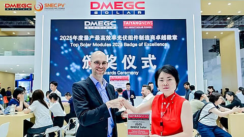 DMEGC Solar received the TaiyangNews TOP SOLAR MODULES 2025 Badge of Excellence from Michael Schmela, Managing Director of TaiyangNews, during the award ceremony held at SNEC 2026.