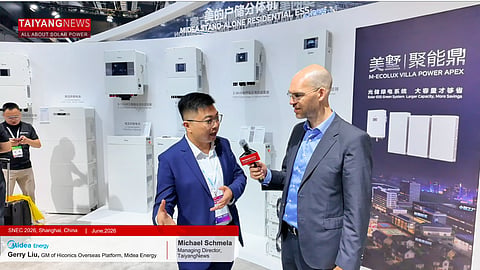 Gerry Liu (left), General Manager of Overseas Business at Hiconics, discusses the company's third-generation residential energy storage solutions and home energy integration strategy with Michael Schmela(right), Managing Director of TaiyangNews, at SNEC 2026.