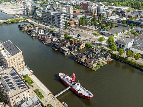 Schoonschip is a floating residential community in Amsterdam where solar PV, battery storage, and heat pumps are managed through a community energy management system. (Photo Credit: The smarter E AWARD 2026)