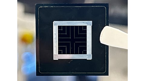 The researchers combined a solvent-free perovskite top cell with an HJT bottom cell to produce a 2-terminal tandem device with 27.3% efficiency.