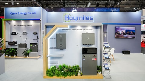 Hoymiles displayed its HiFlow and HiBattery plug-in products alongside the HiOne residential storage system at Solar & Storage Live UK 2026.