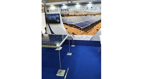 Jurchen’s system uses slender steel rods and plates to support PV modules at a fixed 8° east-west inclination, reducing the structural material required compared with conventional mounting systems. (Image Credit: TaiyangNews)