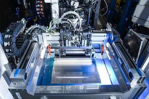 The adhesive technology to connect solar cells is ready for the market, according to the research team of the KleVer project. Pictured here is one of the steps in the research project wherein conductive adhesive paste is applied using a screen printing mask. However, in a recent TaiyangNews market survey on stringers only one commercial product for adhesive technology was listed. (Photo Credit: Fraunhofer ISE)