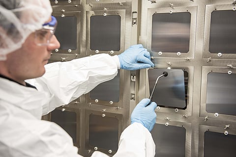 Oxford PV has achieved a 27.3% record efficiency for a 1 cm² perovskite-silicon tandem solar cell. The UK start-up produces 156 mm x 156 mm perovskite-silicon tandem solar cells at its industrial pilot line in Germany. (Photo Credit: Oxford PV)