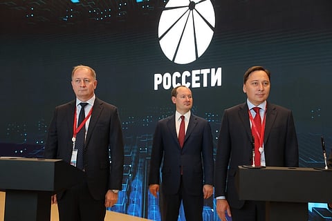 Hevel has an operational solar PV capacity of 40 MW in Altai Republic that it plans to increase to 140 MW by 2020. As per its agreement with Saft signed recently (in the picture), it will incorporate ESS for its projects in Siberia and Far East, including off-grid locations, between 2020 to 2022. (Photo Credit: Hevel Group)