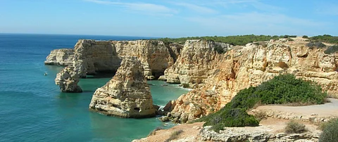 In an effort to move from a rather unsuccessful licence based solar power project development system, Portugal is now trying to move to a competitive based auction mechanism. Reuters says the first large-scale solar auction can be expected in June or July 2019. Pictured is the shoreline of Algarve in the country, which is one of the regions considered excellent for solar power generation. (Photo Credit: Had01/www.goodfreephotos.com)