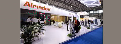Almaden attributed its increase of 241% in net profit to strong demand and the rapid increase in market penetration of double glass modules. The above picture is Almaden’s booth at an exhibition where it showcased the Pterosaur X Series double-glass modules. (Photo Credit: Almaden)