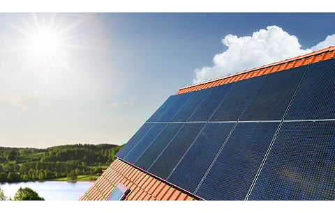 Rooftop Solar segment has been a laggard in India’s solar growth trajectory. To increase its uptake by households, the MNRE is now introducing helpful measures. (Illustrative Photo; Photo Credit: rangizzz/Shutterstock.com)