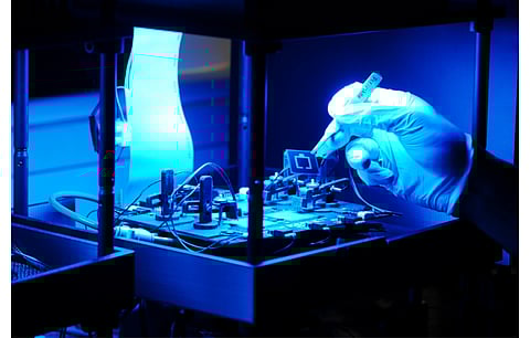 The efficiency improvement of 2T tandem cells with perovskite technology developed inhouse at HZB and Q Cells’ mass produced silicon solar cells offers opportunity to produce highly efficient tandem cells. (Photo Credit: Amran Al-Ashouri/HZB)