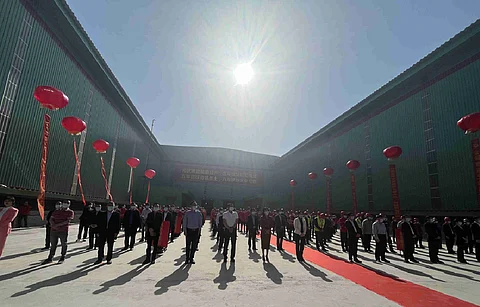 Yijun Yaoneng New Material celebrates the successful ignition of the aluminosilicate panel production line project (phase 1). The production line adopts the rolling production process of one kiln and six lines, uses natural gas as the main fuel. (Photo Credit: Yijun Yaoneng)