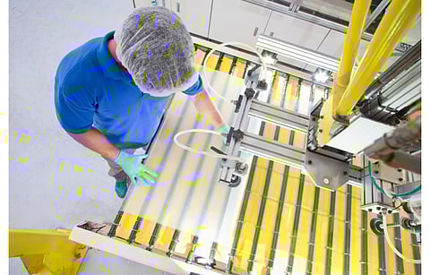 China’s MIIT has released the cumulative output of PV rolled glass and industrial silicon in the country during Q1/2022. (Illustrative Photo; Photo Credit: Juice Flair/Shutterstock.com)