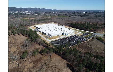 CPS’ Selkirk fab that’s to cater to Qcells under the MoU signed, is planned to roll out 550 TPD to 600 TPD of patterned solar glass under phase I which is enough to support 4 GW of solar panel manufacturing. Pictured is Qcells’ 1.7 GW Georgia fab. (Photo Credit: Qcells)