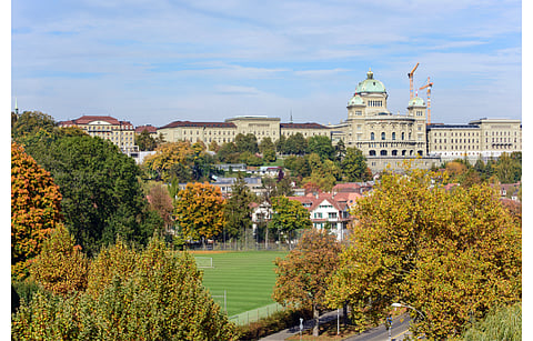 The Swiss Parliament (in the picture) has given its stamp of approval to a slew of measures proposed by the Federal Council to encourage renewable energy installations in the country. (Photo Credit: Parlamentsdienste 3003 Bern)