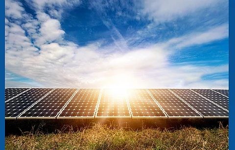 Italian energy company ERG’s subsidiary, ERG Spain Holdco, acquires a 25-MWp solar power plant in Spain. The farm is expected to begin operations by early 2023. (Illustrative Photo; Photo Credit: Diyana Dimitrova/Shutterstock.com)