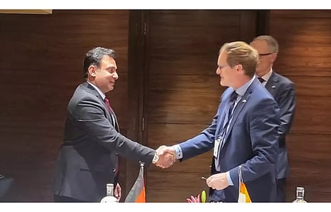 Pictured are SCGJ COO Arpit Sharma (left) and SMA Solar CEO Dr Jürgen Reinert sign an agreement to integrate skilled Indian solar workers into the German industry. (Photo Credit: BSW Solar)