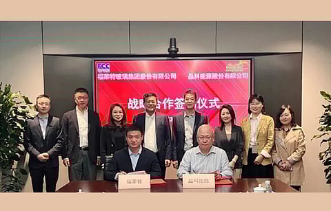 Reviewing their past collaborations, Flat Glass and JinkoSolar have once again come together to work on group procurement and photovoltaic market expansion. (Photo Credit: Flat Glass)