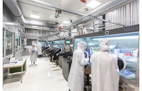 Fraunhofer ISE is studying the cell design of perovskite-silicon tandem solar cells and associated manufacturing processes as part of the Pero-Si-SCALE and LiverPool projects, funded by the BMWK. (Photo Credit: Fraunhofer ISE)