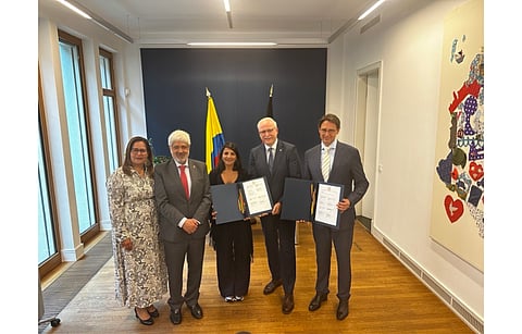 Pictured are the German Minister of Industry Umaña Mendoza (2nd from left) and Colombian Energy Minister Irene Vélez Torres (3rd from left) along with representatives from Fraunhofer ISE during the signing of an MoU for green hydrogen in Colombia. (Photo Credit: Fraunhofer ISE)