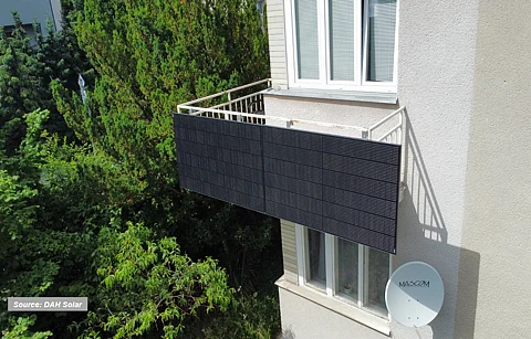 Easy to install: DAH Solar’s SolarUnit balcony solar system features a pre-mounted microinverter and plug-in connection. (Source: DAH Solar; Photo credit: TaiyangNews)