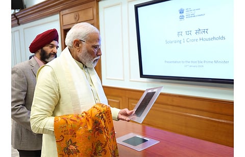 Indian Prime Minister Narendra Modi (2nd from left) said rooftop solar will make India self-reliant in the field of energy. (Photo Credit: Press Information Bureau, Government of India)