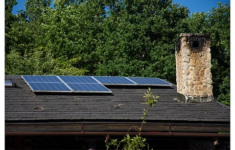 Romania added 496 MW of new solar power plants in 2023, according to the Energy Ministry, up from 25 MW in 2022. A significant increase was reported for prosumers segment as well. (Illustrative Photo; Photo Credit: artfotoxyz/Shutterstock.com)