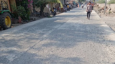 लोकप्रतिनिधीच्या भागीदारी असलेल्या रस्त्याला अवकळा