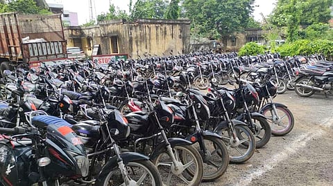 இருசக்கர வாகனங்களுக்கு 2 ஹெல்மெட் - 2026 ஜனவரியில் அமல்