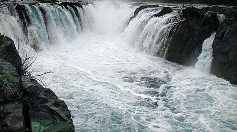 அணைகளில் இருந்து கூடுதல் நீர்திறப்பு : கரைபுரளும் காவிரி