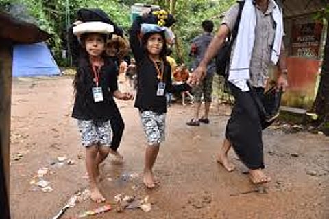 Kerala Police Launches QR Code Armbands for Children Arriving at Sabarimala Ayyappa Temple Darshan 2025 News in Tamil
