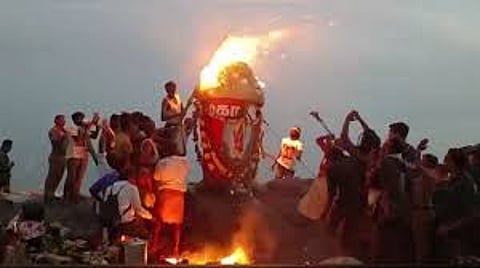 Who has the privilege of lighting the Maha Deepam in Tiruvannamalai Karthigai Deepam 2025 ? what its history read in tamil ?