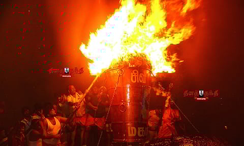 Tiruvannamalai Karthigai Deepam 2025 Lighting At Hills Arunachaleswarar Devotees Chats Arokara Latest News in Tamil